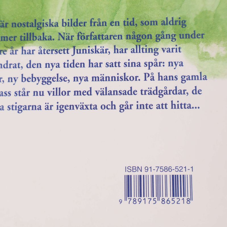 Närbild på ISBN-nummer 91-7586-521-1 och streckkod på baksidan