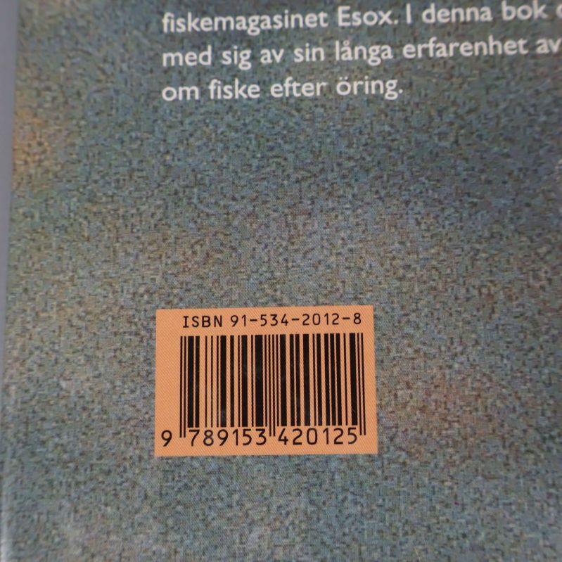 Närbild på ISBN och streckkod på baksidan av boken