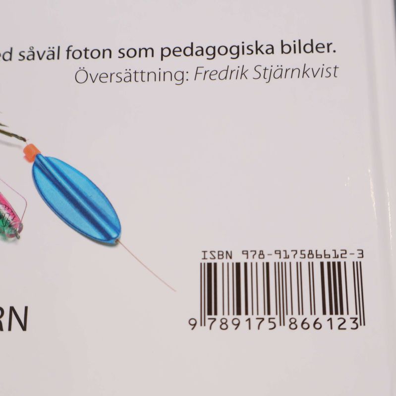 Närbild på ISBN för Regnbågsfiskets ABC på baksidan