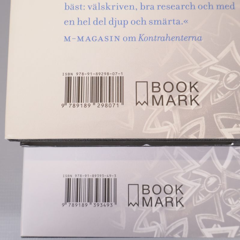 Närbild på ISBN och streckkod på båda böckerna