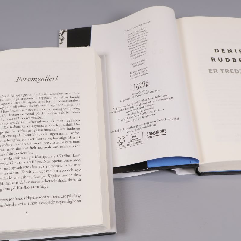 Uppslag med titelblad och copyrightinformation i bok