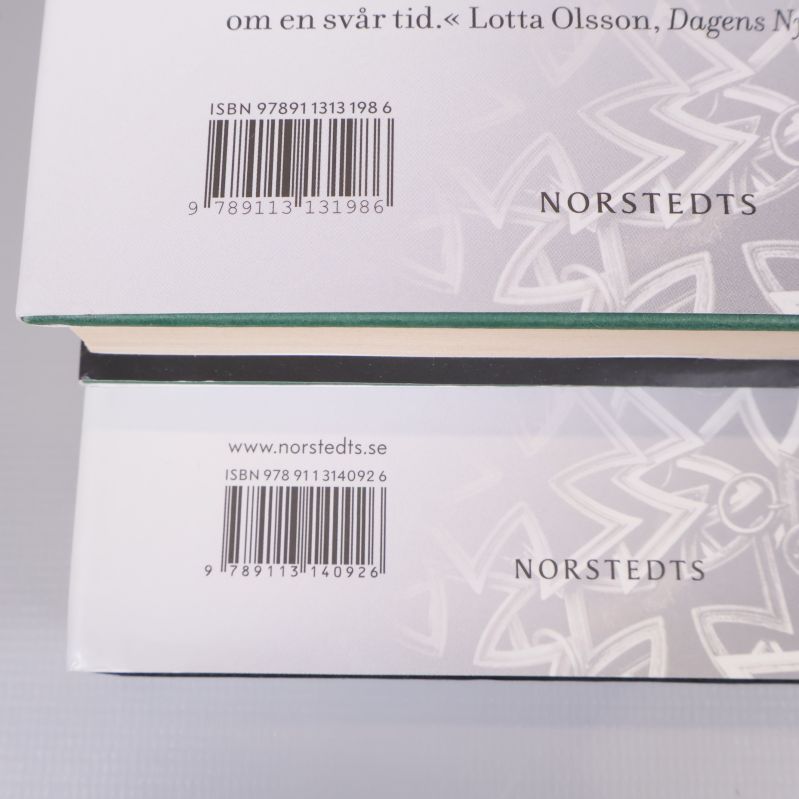 Närbild av ISBN-streckkoder på baksideomslaget till båda böckerna