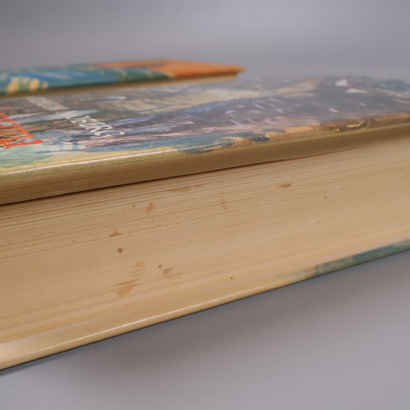 Närbild på sidokanten av bok med mindre fläckar och slitage