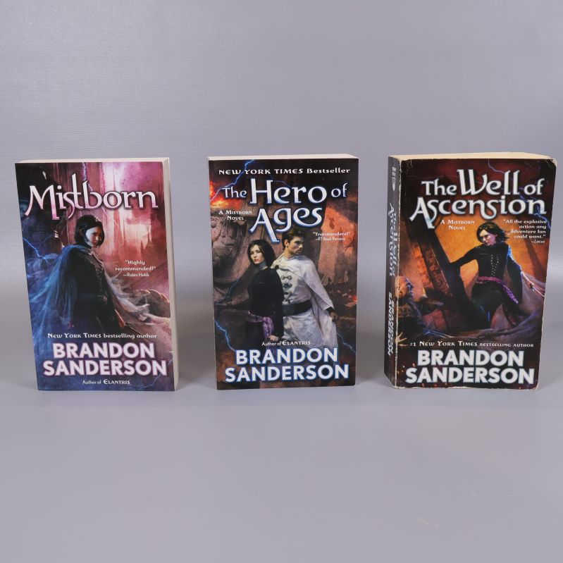 Framsidor på Mistborn, The Hero of Ages och The Well of Ascension