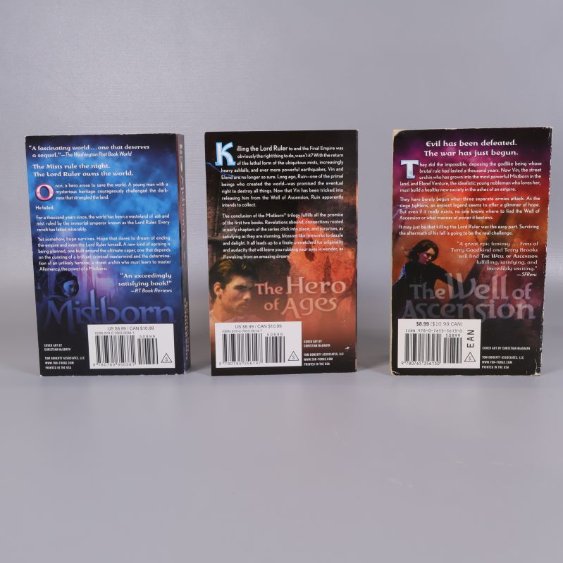 Baksidor och beskrivningar av Mistborn Trilogy böcker med streckkoder