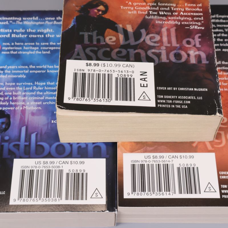 ISBN-nummer och streckkoder på Mistborn Trilogy böckernas baksidor