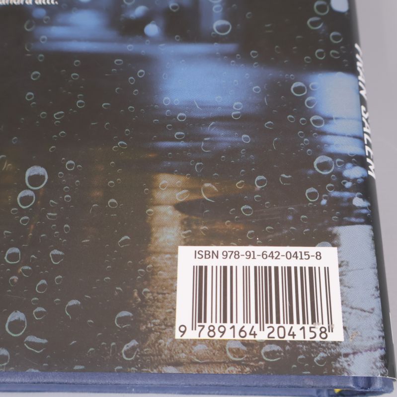 Närbild på ISBN-nummer på baksidan av boken Den osynlige mannen från Salem