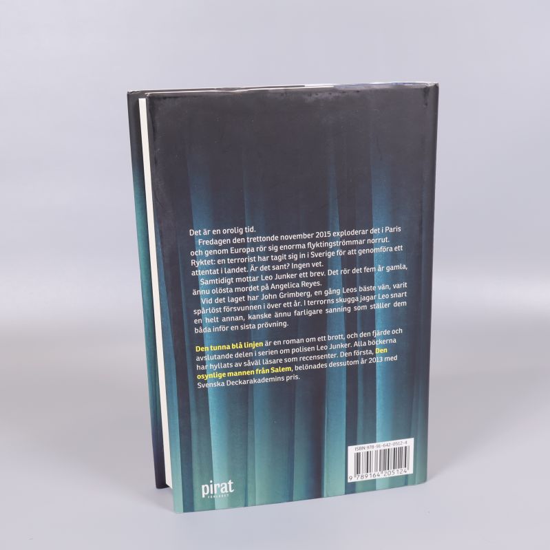 Baksidan av Den tunna blå linjen med sammanfattning och ISBN