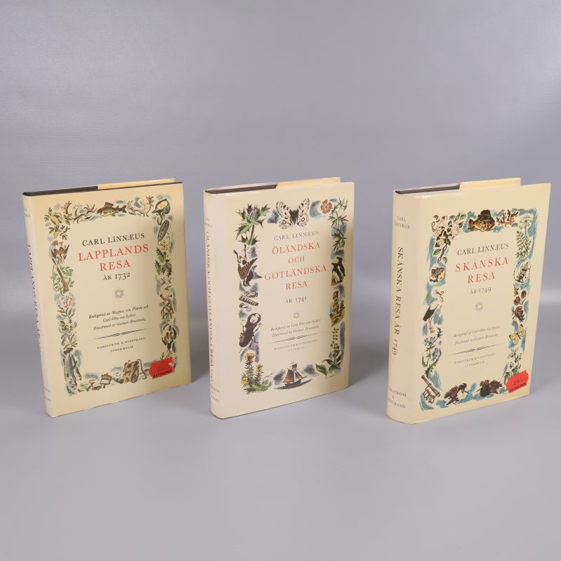 Framsidor på tre böcker av Carl Linnaeus med färgillustrationer och svart text
