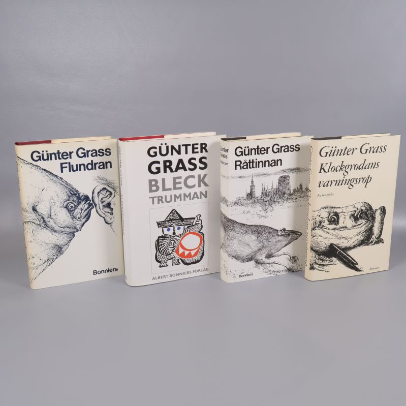 Fyra Günter Grass böcker stående sida vid sida mot grå bakgrund