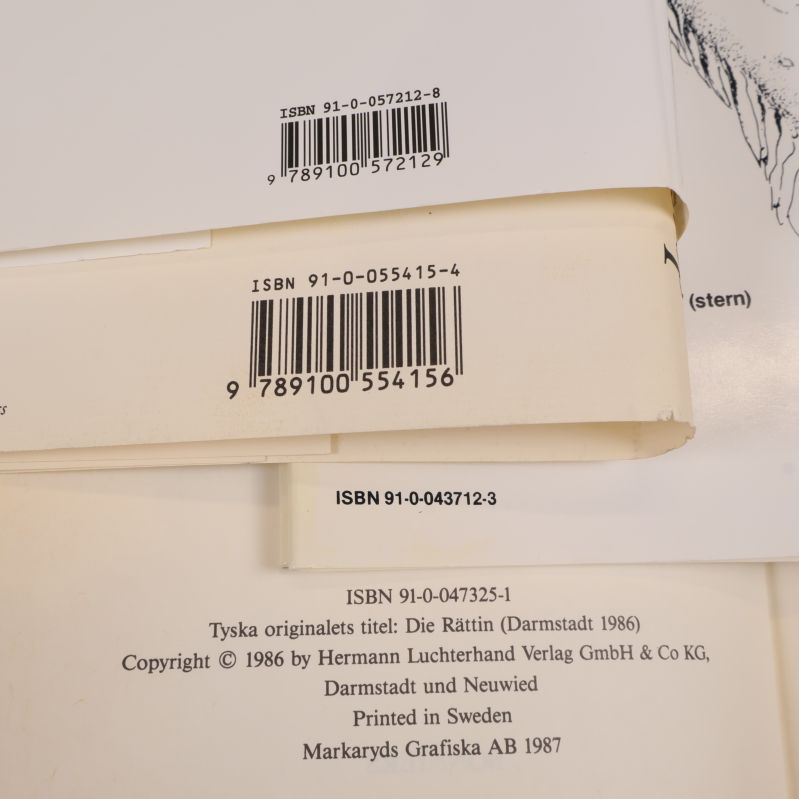 Närbild på ISBN-streckkoder och nummer från flera böcker