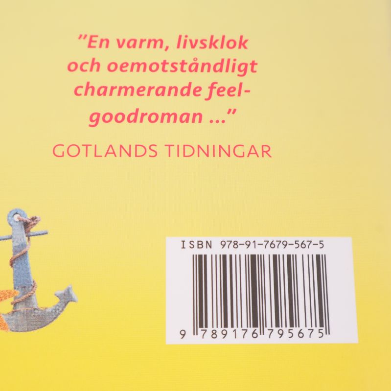 Närbild på baksidan med ISBN 978-91-7679-567-5 och citat om boken
