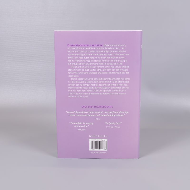 Baksida av boken Tillbaka till den lilla ön i havet, text och ISBN synlig