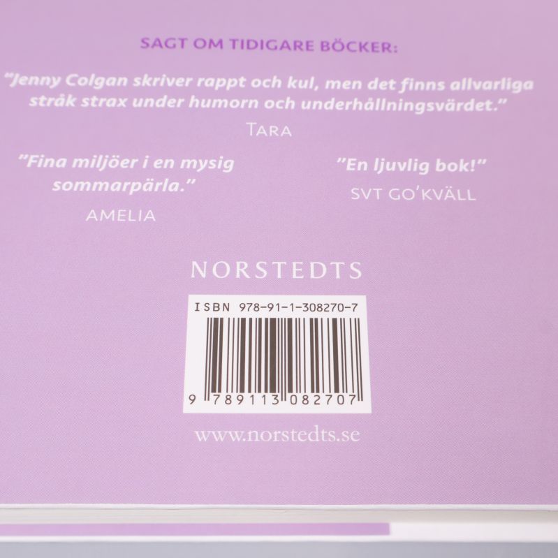 Närbild av ISBN-nummer på baksidan av boken Tillbaka till den lilla ön i havet