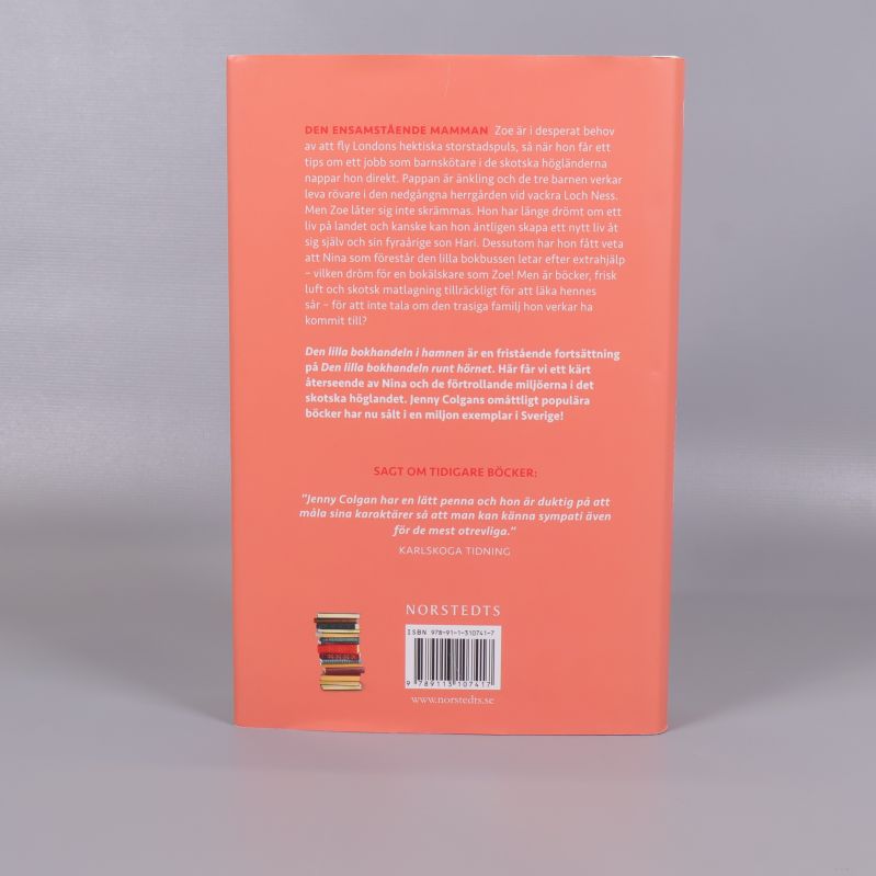 Baksidan av boken Den lilla bokhandeln i hamnen med beskrivning och citat