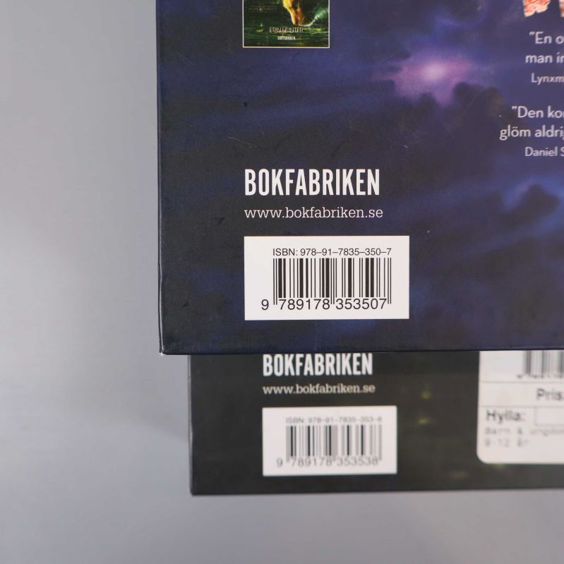 Närbild på ISBN på baksidan av båda Warriors-böckerna