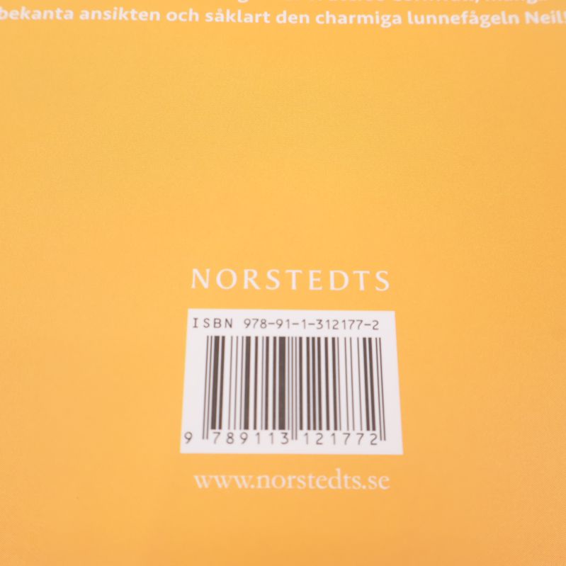 Närbild på ISBN och streckkod på baksidan av boken