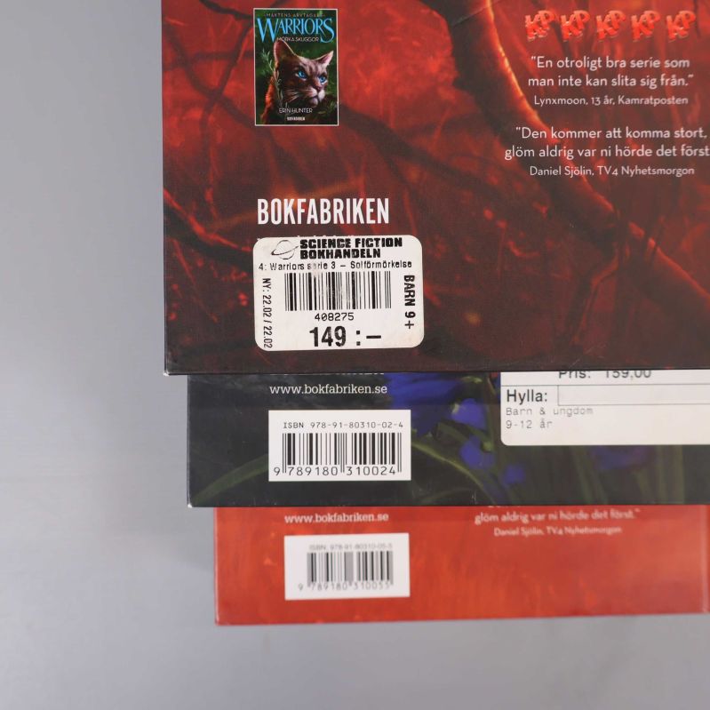Närbild på baksidan av Warriors-böcker visar ISBN och prisetiketter