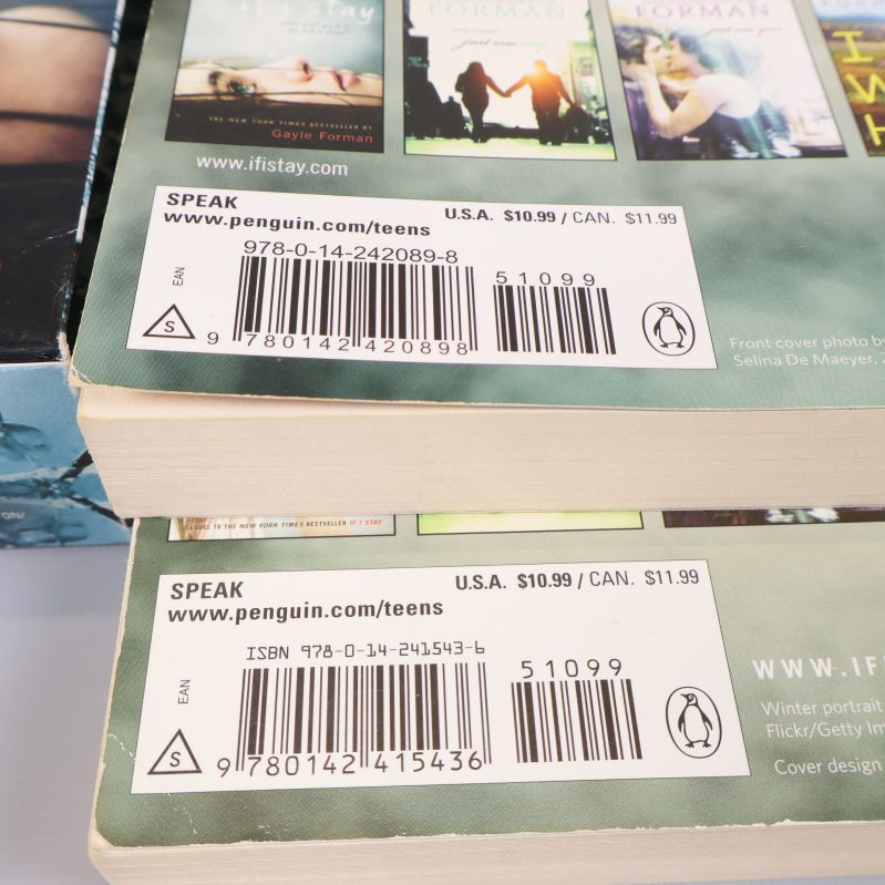 Närbild av baksidor på båda böckerna med tydliga ISBN