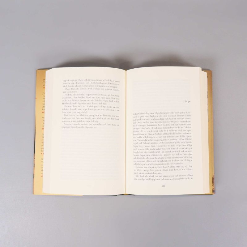 Närbild på streckkoder och ISBN-nummer på baksidorna av tre böcker