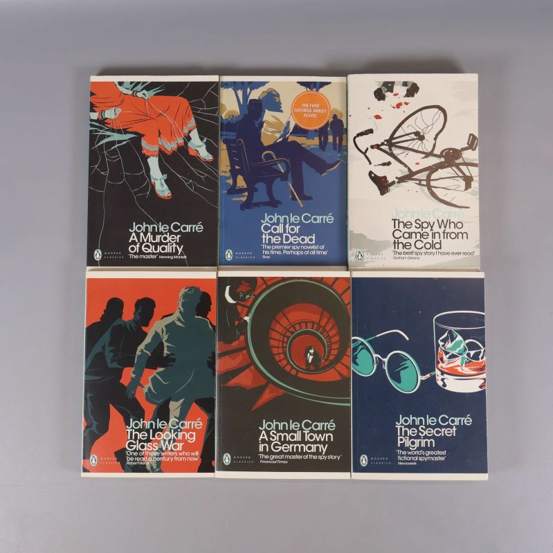 Sex stycken Penguin Modern Classics böcker av John le Carré visar framsidor med färgstarka illustrationer