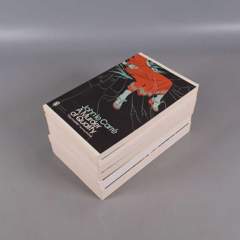 Hög med Penguin Classics pocketböcker, översta är A Murder of Quality
