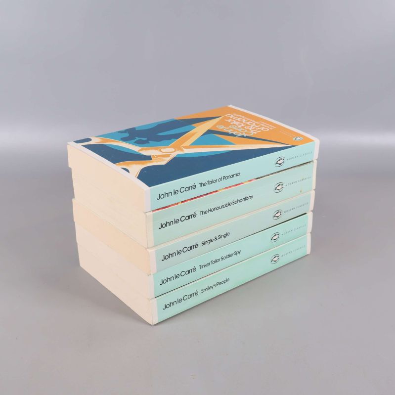 Snedställt bokpaket med fem stycken Penguin Classics-böcker staplade