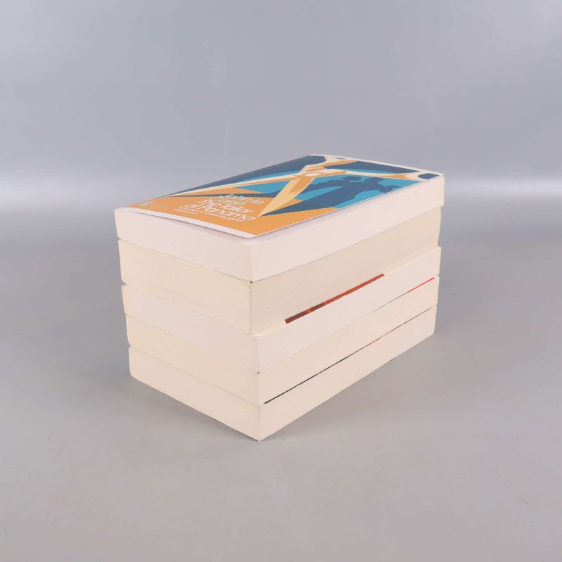 Närbild på bokpaket med Penguin Classics liggande på sidan