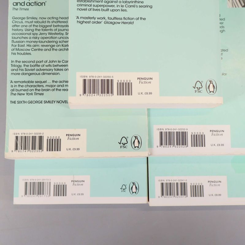 Närbild på baksidor med ISBN och streckkoder på fem olika böcker