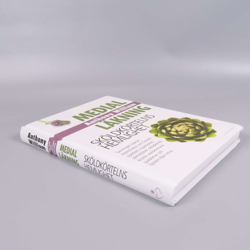 Boken Medial läkning – Sköldkörtelns hemlighet liggande med ryggen synlig