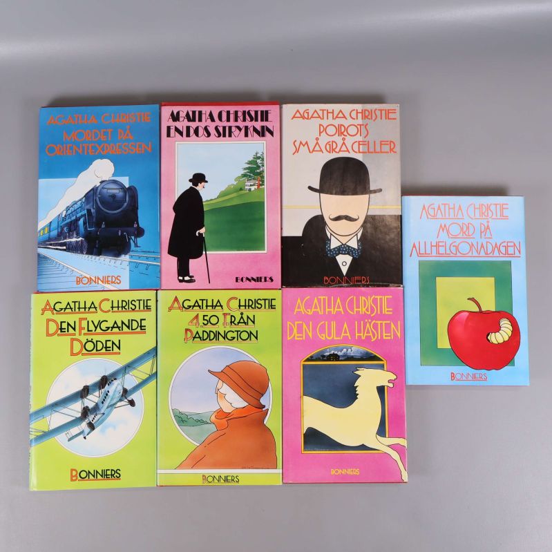 Sju Agatha Christie-böcker med färgglada omslag och tydliga titlar