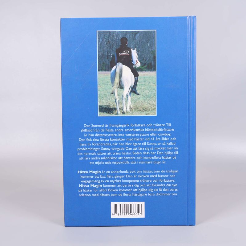 Baksida av boken med text om författaren och hästfoto