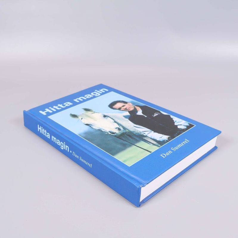 Boken Hitta magin liggande så ryggen och tjocklek syns