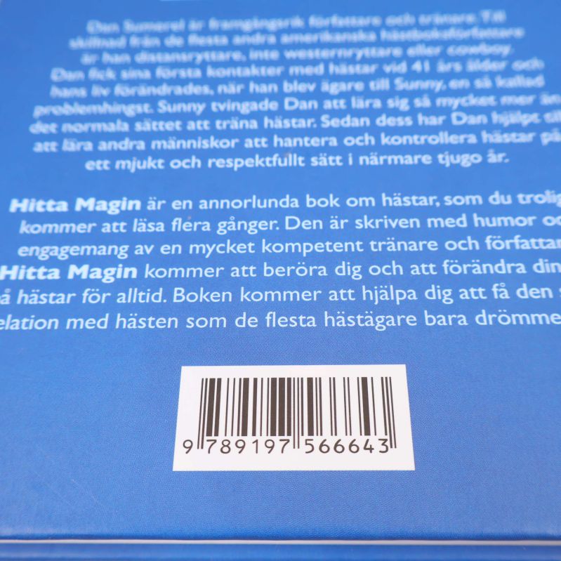 Närbild på bokens baksida med streckkod och ISBN