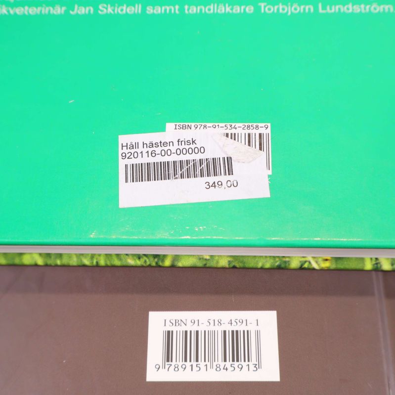 Närbild på ISBN-streckkoder för båda böckerna på baksidan