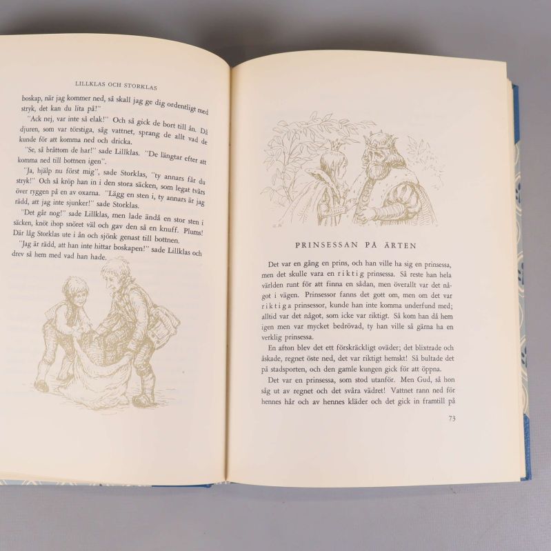Uppslag ur boken med illustration och text om Prinsessan på ärten