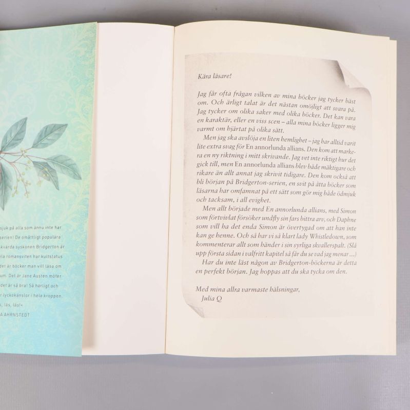 Uppslag inuti Familjen Bridgerton-boken med introduktion av Julia Quinn