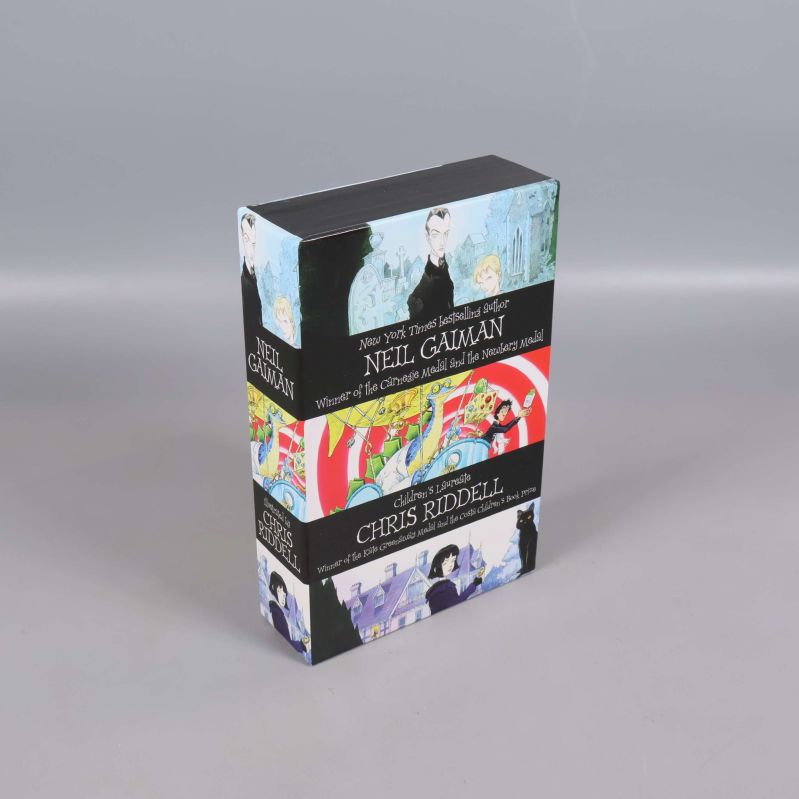 Box med bokpaket av Neil Gaiman och Chris Riddell med färgglada illustrationer