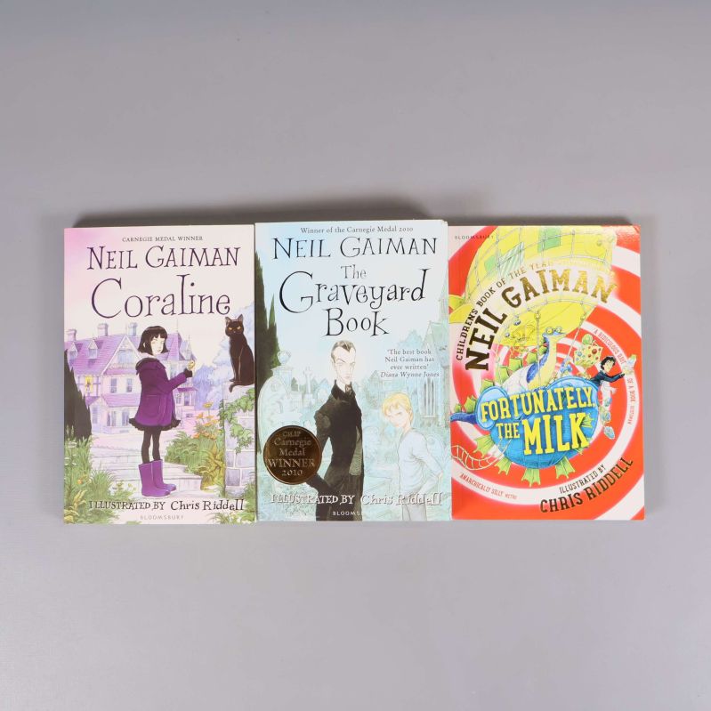 Framsidor av böckerna Coraline, The Graveyard Book och Fortunately, The Milk av Neil Gaiman