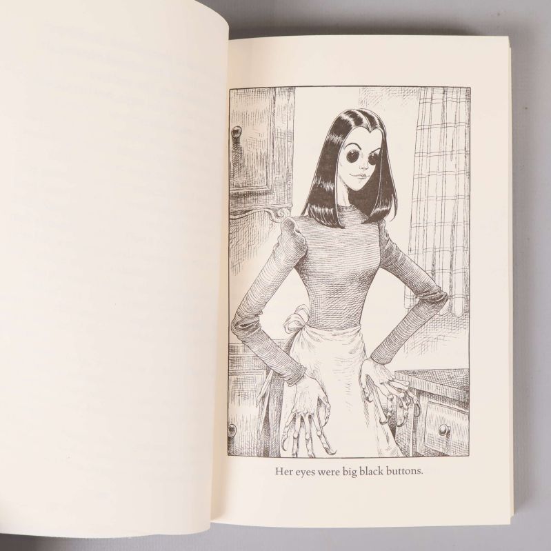 Svartvit illustration av kvinna med stora knappögon från boken Coraline