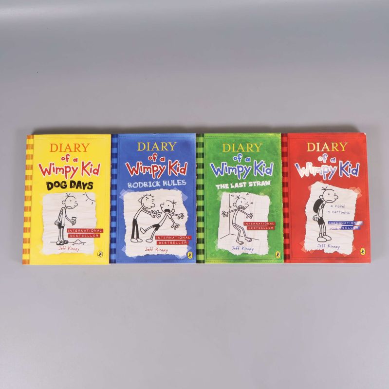 Fyra Diary of a Wimpy Kid böcker upplagda på rad