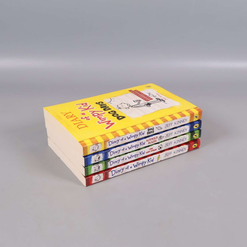 Fyra böcker Diary of a Wimpy Kid staplade ovanpå varandra, illustrationer på ryggarna