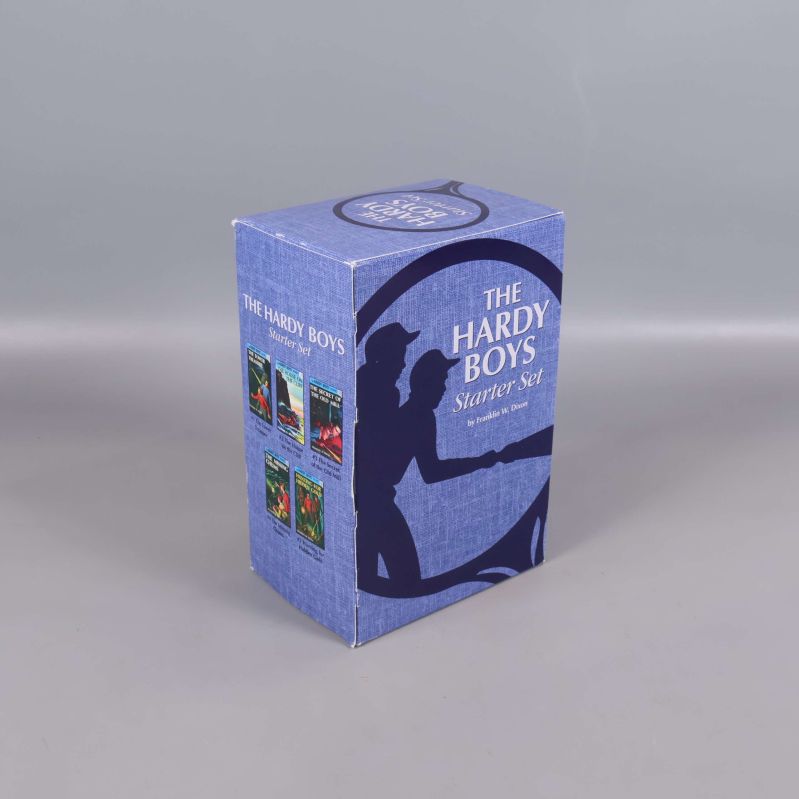 Bokbox med The Hardy Boys Starter Set i blå design med siluetter och titellogga