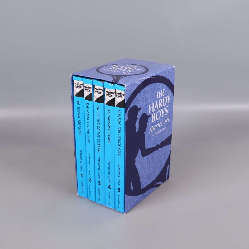 The Hardy Boys Starter Set med fem böcker i box synliga från sidan