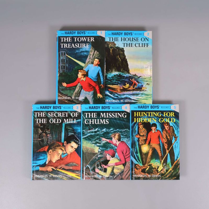 Fem böcker från The Hardy Boys Starter Set med färgglada framsidor och titlar