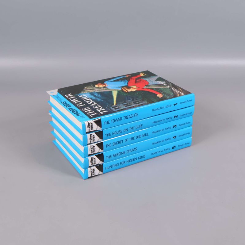 Fem inbundna The Hardy Boys böcker staplade på varandra med bokryggarna synliga