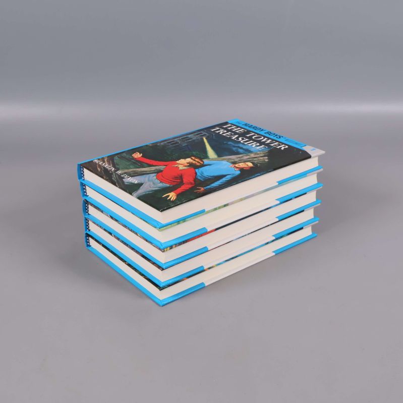 Fem staplade The Hardy Boys böcker med översta omslaget synligt