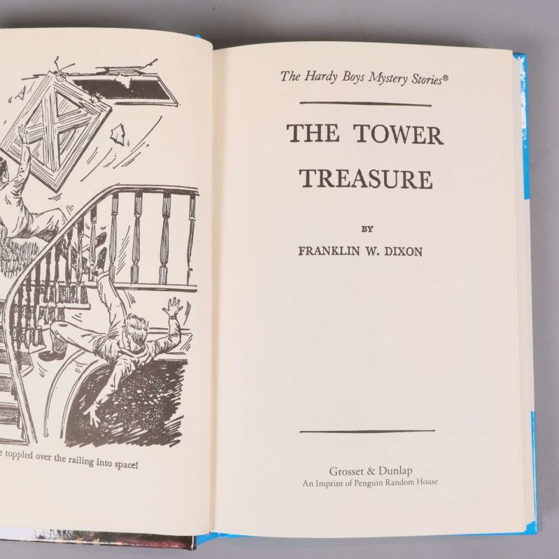 Första uppslaget i boken The Tower Treasure med illustration och titelsida