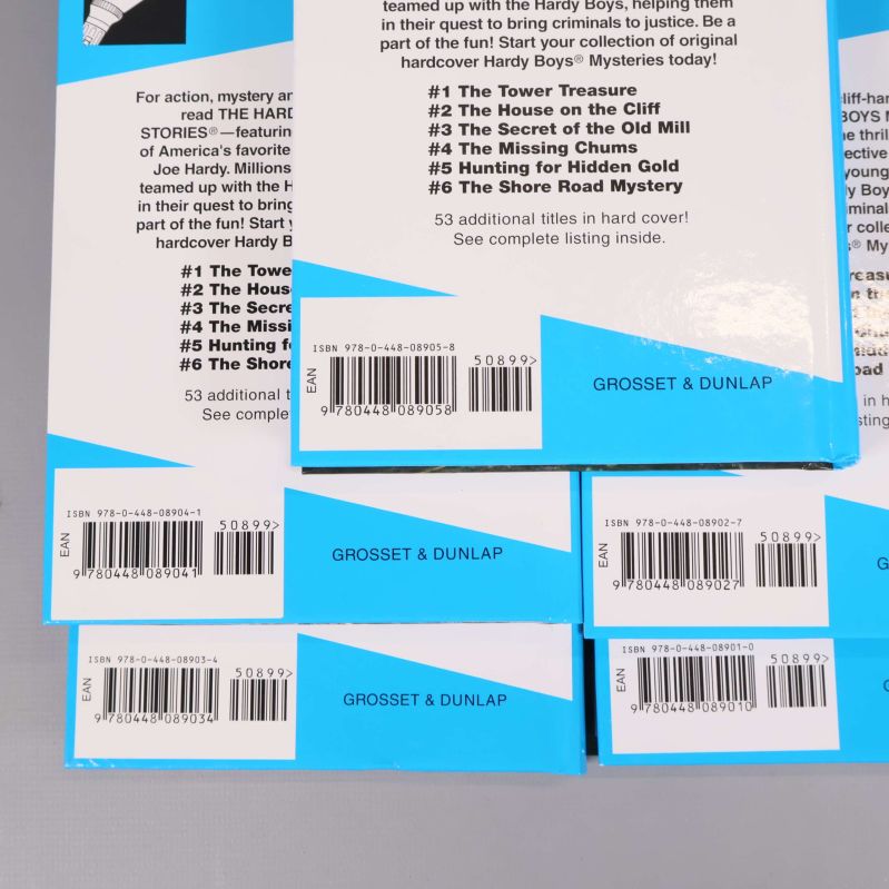 Närbild på baksidor med ISBN-nummer på samtliga fem The Hardy Boys böcker