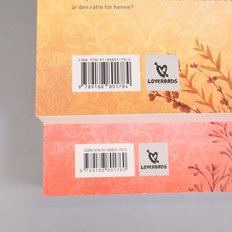Närbild av ISBN-koder på baksidan av båda böckerna